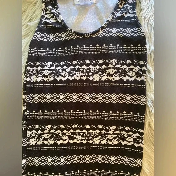 Black and white tank top - Picture 2 of 5